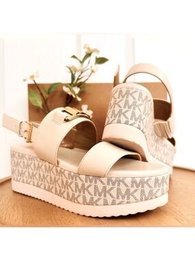 MICHAEL KORS ~ Women's Cream Colored Platform Sandals w/Signature MK Logo size 6